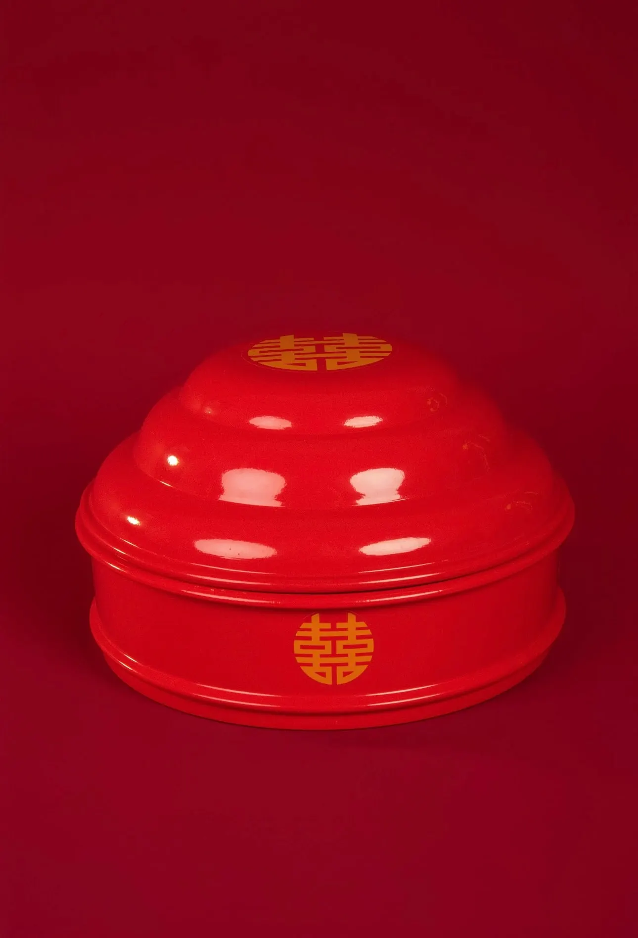Red domed Mam Qua gift box with a gold double happiness symbol